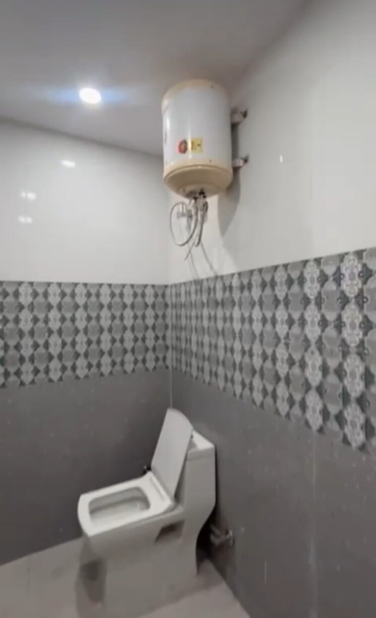 Bathroom, lajpat nagar 1 Bedroom 450 Sq.Ft. Independent House In Lajpat Nagar Delhi 8731825