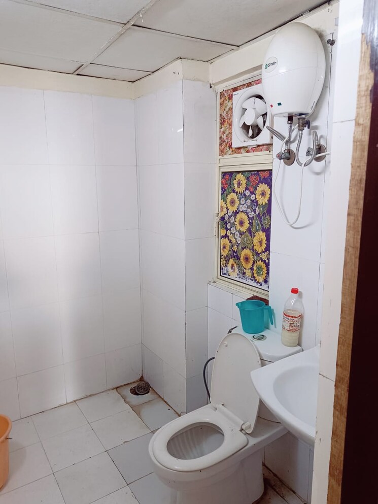 Bathroom, sector 43 3 Bedroom 2400 Sq.Ft. Builder Floor In Sector 43 Noida 8731835