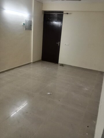 Room in 3 BHK Apartment at Windsor Paradise 2, Raj Nagar Extension – for Rent