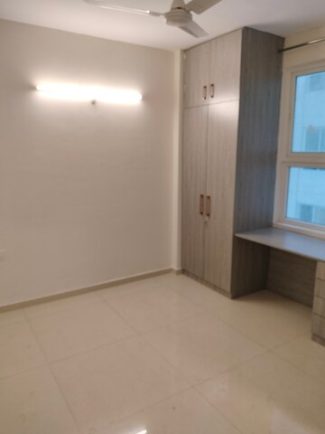 Room in 3 BHK Apartment at Omaxe The Palace, Gomti Nagar – for Rent