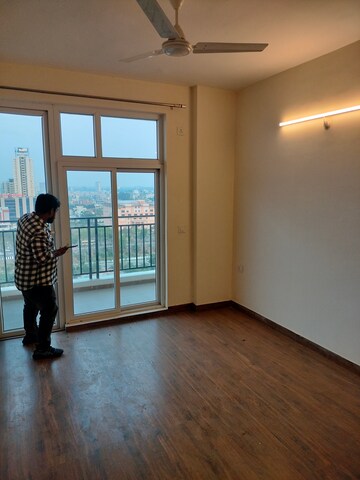 Room in 3 BHK Apartment at Omaxe The Palace, Gomti Nagar – for Rent