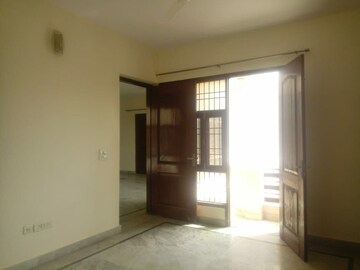 Room in 3 BHK Builder Floor at Sector 41 – for Rent