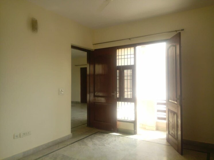 Room, sector 41 3 Bedroom 120 Sq.Yd. Builder Floor In Sector 41 Noida 8732000