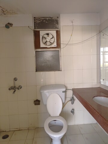 Bathroom in 2 BHK Apartment at DLF Silver Oaks, Sector 26 – for Rent