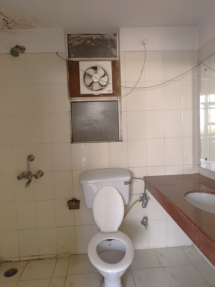 Bathroom, dlf-silver-oaks 2 Bedroom 1270 Sq.Ft. Apartment In Sector 26 Gurgaon 8732016