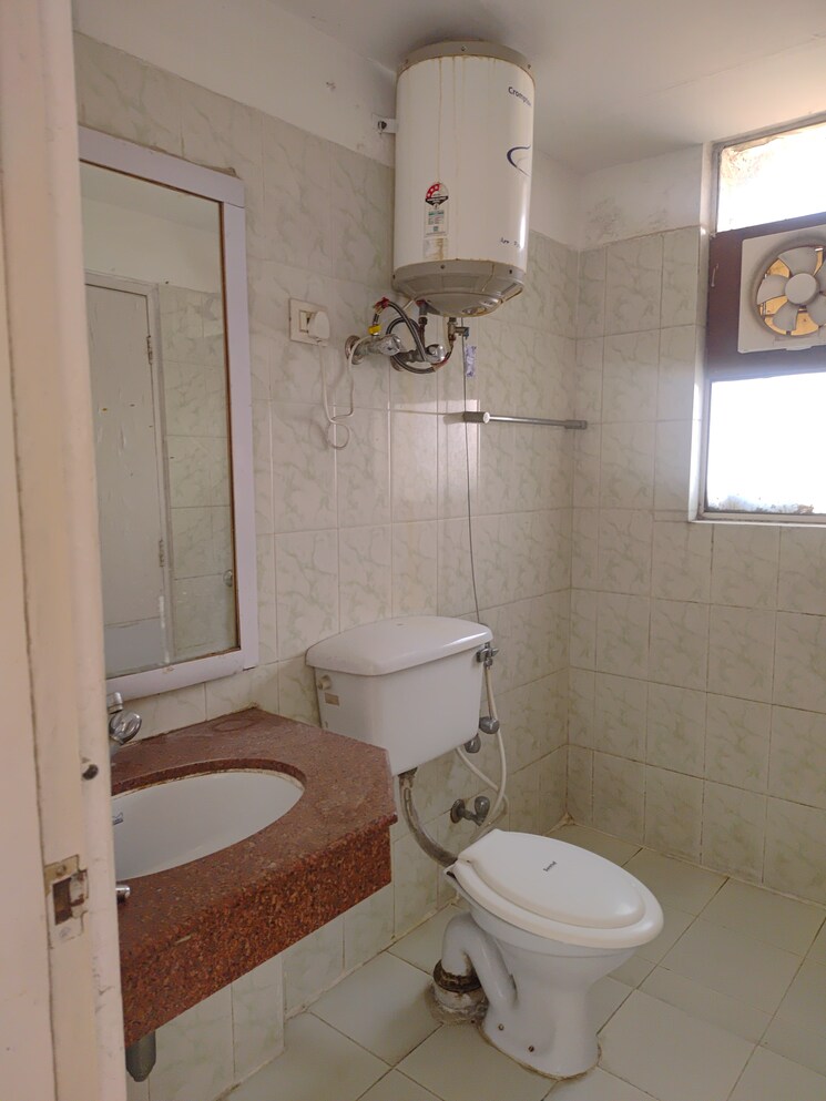 Bathroom, dlf-silver-oaks 2 Bedroom 1270 Sq.Ft. Apartment In Sector 26 Gurgaon 8732016