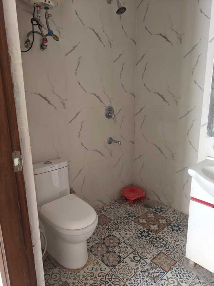 Bathroom, sector 57 3 Bedroom 1850 Sq.Ft. Builder Floor In Sector 57 Gurgaon 8732061