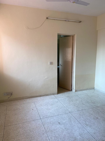 Room in 3 BHK Apartment at DLF The Princeton Estate, Dlf Phase V – for Rent
