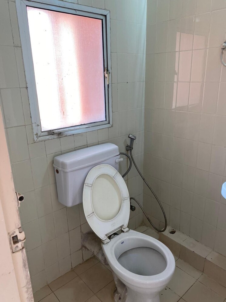 Bathroom, dlf-the-princeton-estate 2 Bedroom 1250 Sq.Ft. Apartment In Dlf Phase V Gurgaon 8732152