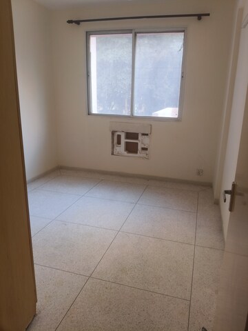 Room in 2 BHK Apartment at DLF The Princeton Estate, Dlf Phase V – for Rent