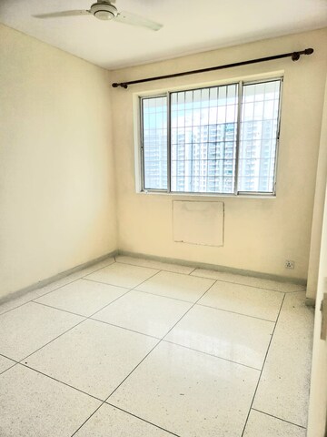 Room in 3 BHK Apartment at DLF The Carlton Estate, Dlf Phase V – for Rent