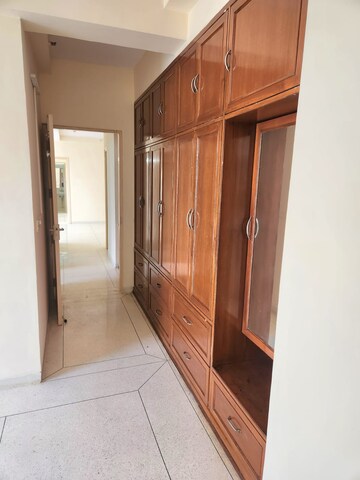 Room in 3 BHK Apartment at DLF The Carlton Estate, Dlf Phase V – for Rent