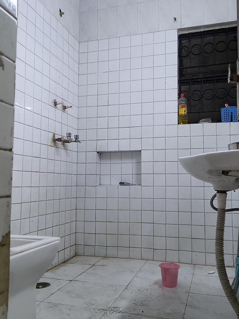 Bathroom, sarita vihar 3.5 Bedroom 1650 Sq.Ft. Apartment In Sarita Vihar Delhi 8732230