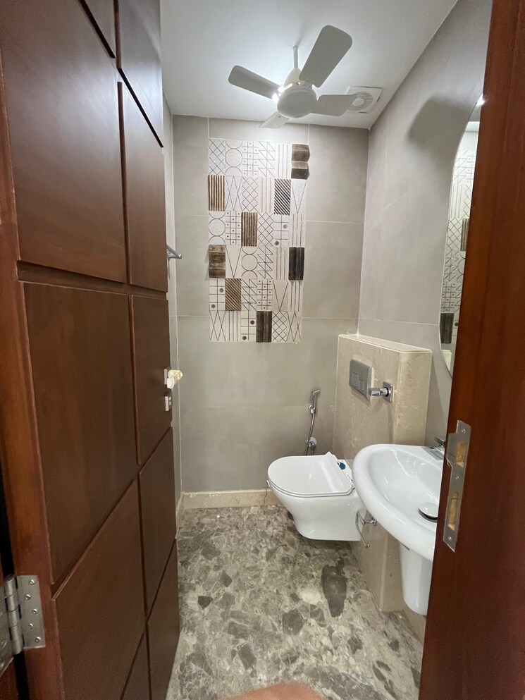 Bathroom, uday park 3 Bedroom 1900 Sq.Ft. Builder Floor In Uday Park Delhi 8732312