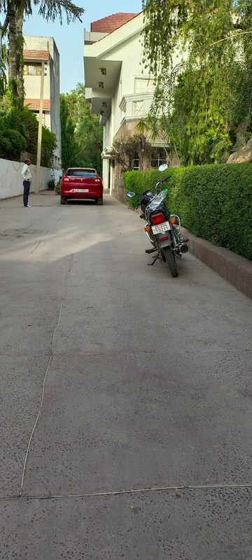 Parking in 6 BHK Villa at Saket – for Rent