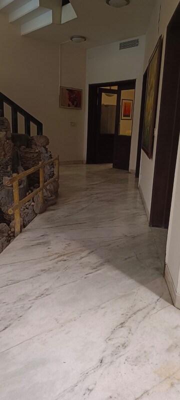 Parking in 6 BHK Villa at Saket – for Rent