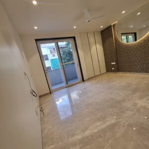 Room in 3 BHK Builder Floor at Dlf Phase ii – for Sale