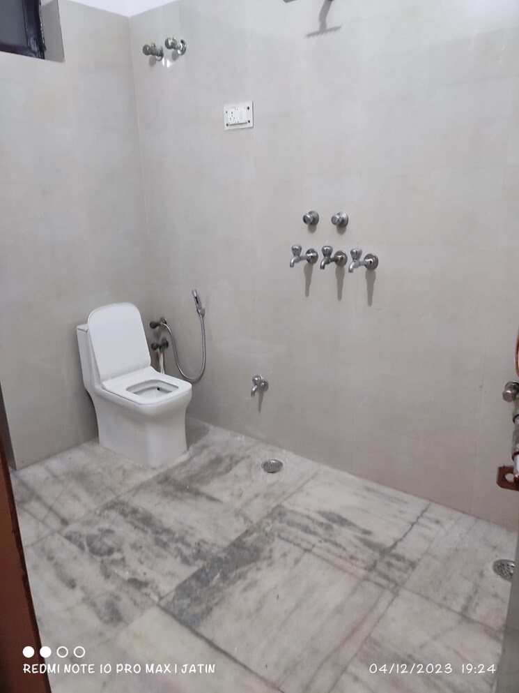 Bathroom, ashok vihar phase 1 3 Bedroom 174 Sq.Yd. Independent House In Ashok Vihar Phase 1 Gurgaon 8732504