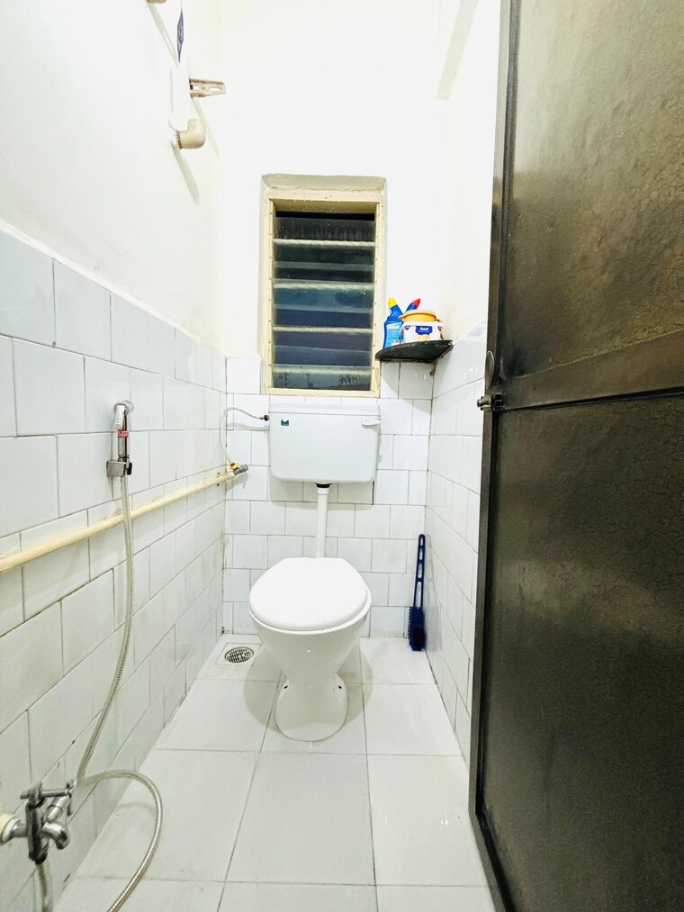 Bathroom, vrindavan-society-thane-west 1 Bedroom 500 Sq.Ft. Apartment In Vrindavan Society Thane 8732641