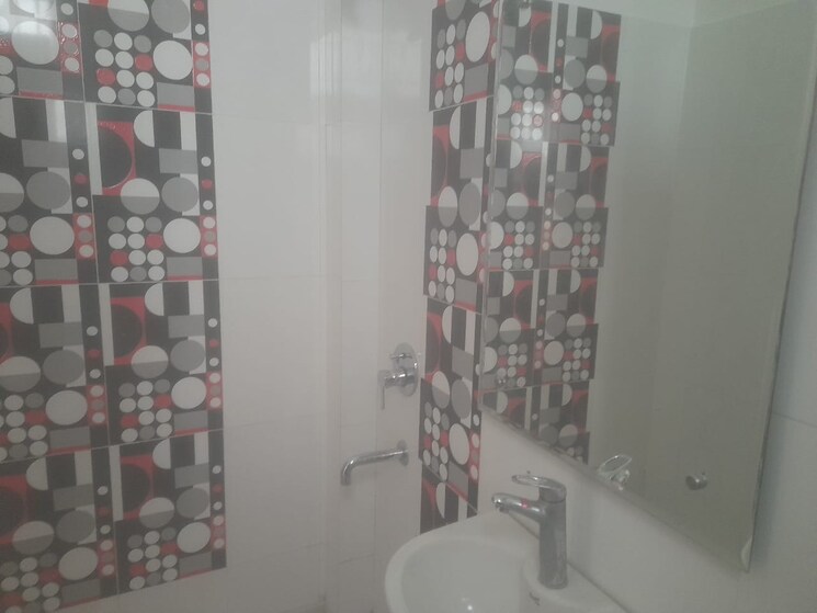 Bathroom, east of kailash 3 Bedroom 1100 Sq.Ft. Builder Floor In East Of Kailash Delhi 8732680