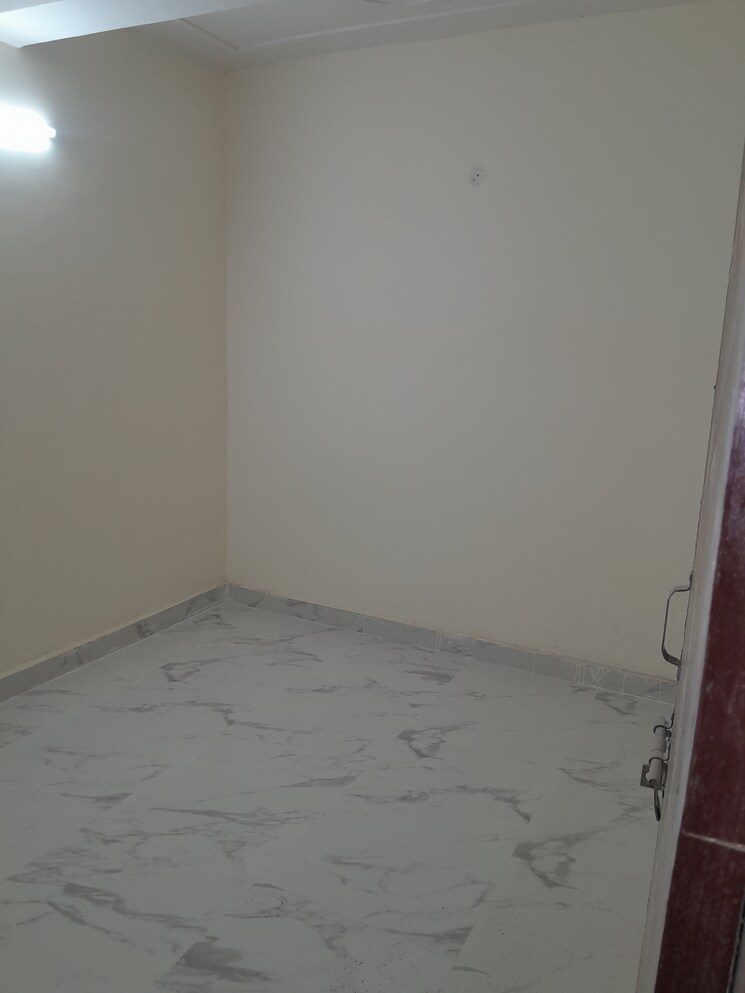 Room, baraula 3.5 Bedroom 100 Sq.Yd. Builder Floor In Baraula Noida 8732882