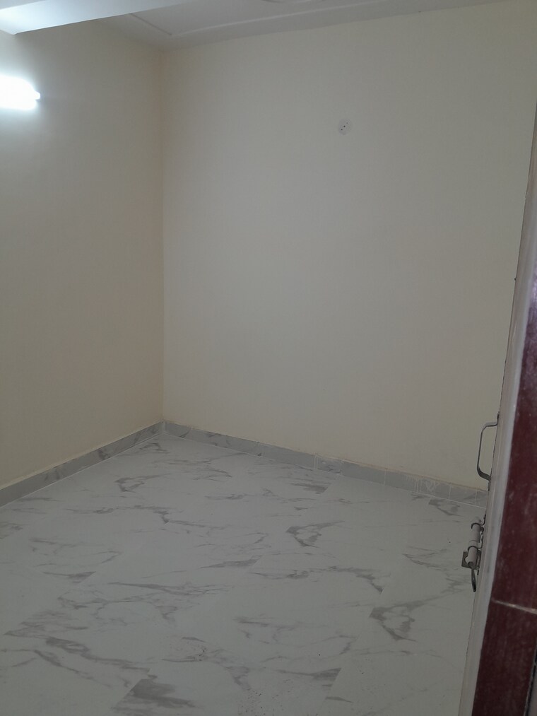 Room, baraula 3.5 Bedroom 100 Sq.Yd. Builder Floor In Baraula Noida 8732882