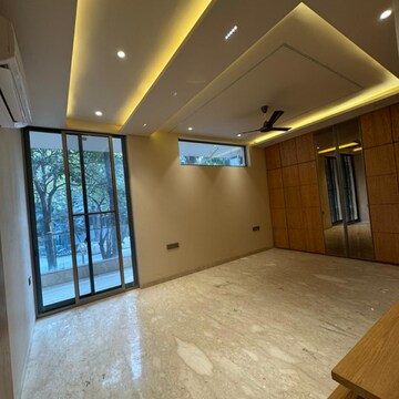 Room in 4 BHK Builder Floor at Malibu Shopping Arcade, South City 2 – for Sale