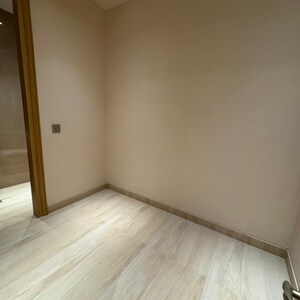 Room in 4 BHK Builder Floor at Malibu Shopping Arcade, South City 2 – for Sale