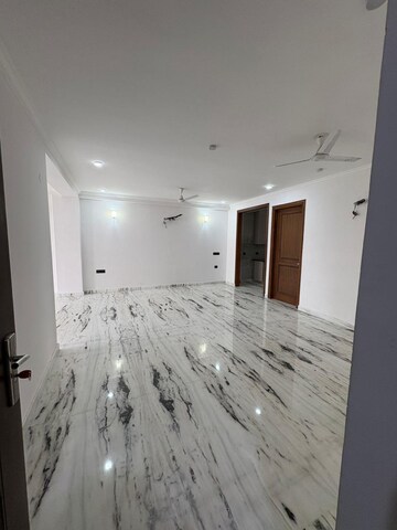 Room in 3 BHK Builder Floor at BPTP Amstoria Country Floor, Sector 102 – for Rent