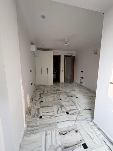 Room in 3 BHK Builder Floor at BPTP Amstoria Country Floor, Sector 102 – for Rent