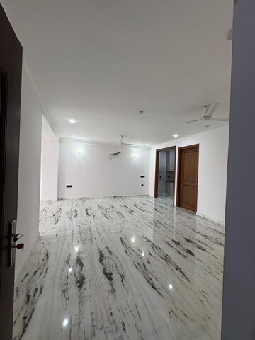 Room in 3 BHK Builder Floor at BPTP Amstoria Country Floor, Sector 102 – for Rent