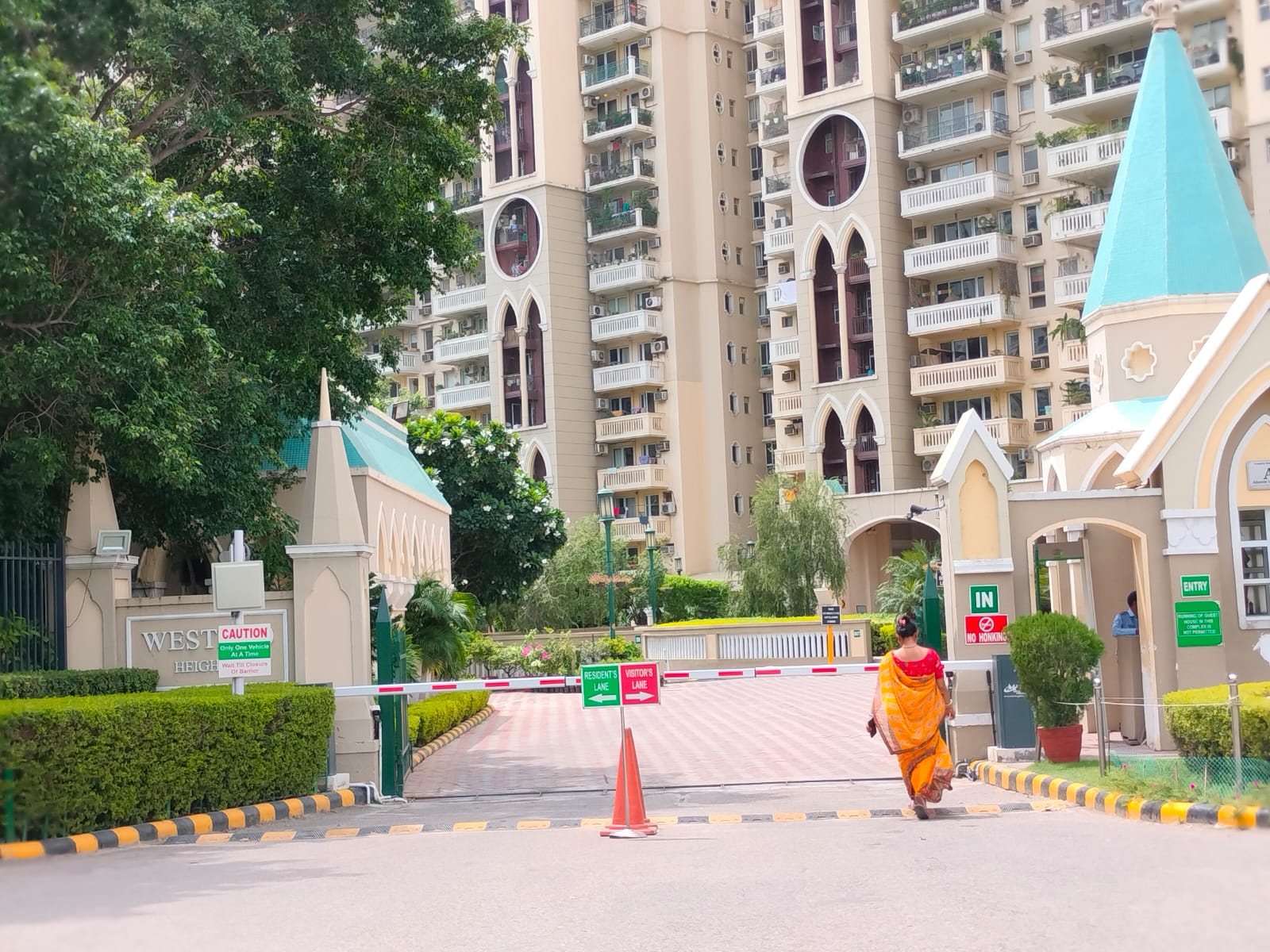 4 BHK + Servant Room Apartment For Sale in DLF Westend Heights