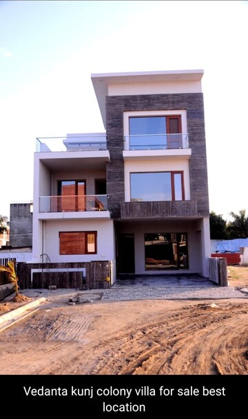 3.5 BHK Independent House – Exterior View View at Modipuram Bypass - for Sale