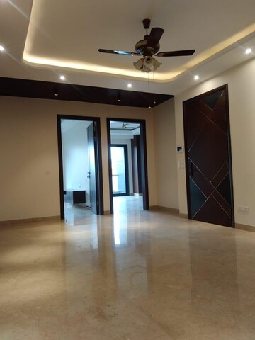Room in 3.5 BHK Builder Floor at DLF Gateway Tower, Dlf Phase ii – for Rent