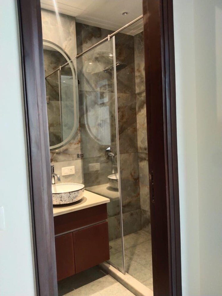 Attached Bathroom, dlf-gateway-tower 3.5 Bedroom 2400 Sq.Ft. Builder Floor In Dlf Phase ii Gurgaon 8733684