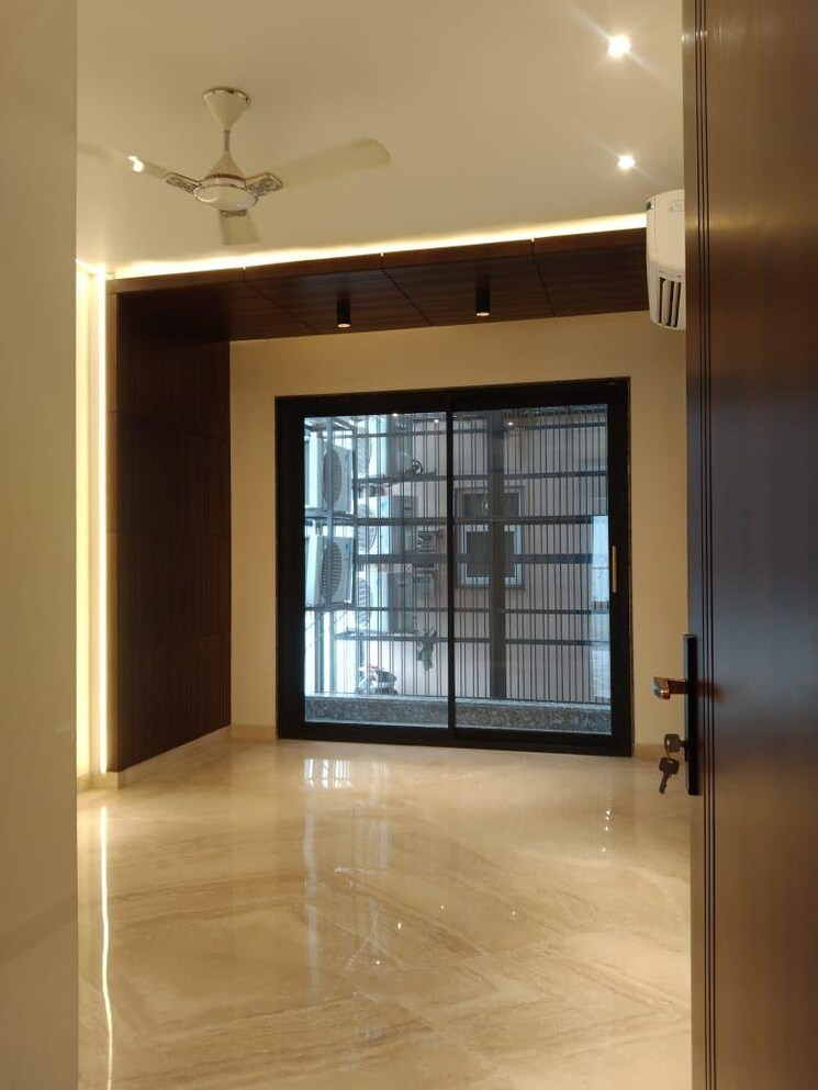Room, dlf-gateway-tower 3.5 Bedroom 2400 Sq.Ft. Builder Floor In Dlf Phase ii Gurgaon 8733684