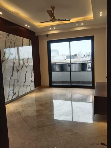Room in 3.5 BHK Builder Floor at DLF Gateway Tower, Dlf Phase ii – for Rent