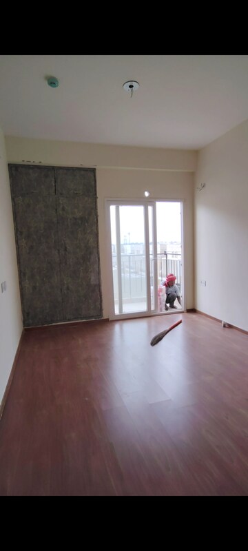 Room in 2 BHK Apartment at Amrapali Enchante, Tech Zone 4 Greater Noida – for Rent