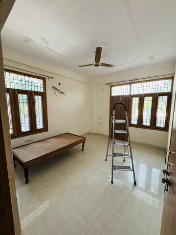 Bedroom in 3 BHK Builder Floor at Mahanagar – for Rent