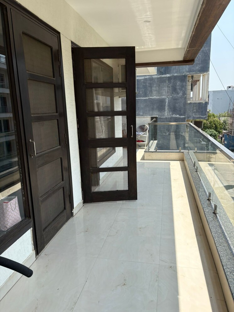 Balcony, super-mart-1 3 Bedroom 2400 Sq.Ft. Builder Floor In Sector 27 Gurgaon 8735020