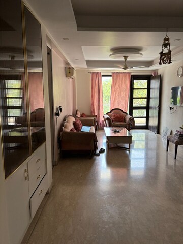Living Room in 3 BHK Builder Floor at Super Mart 1, Sector 27 – for Rent