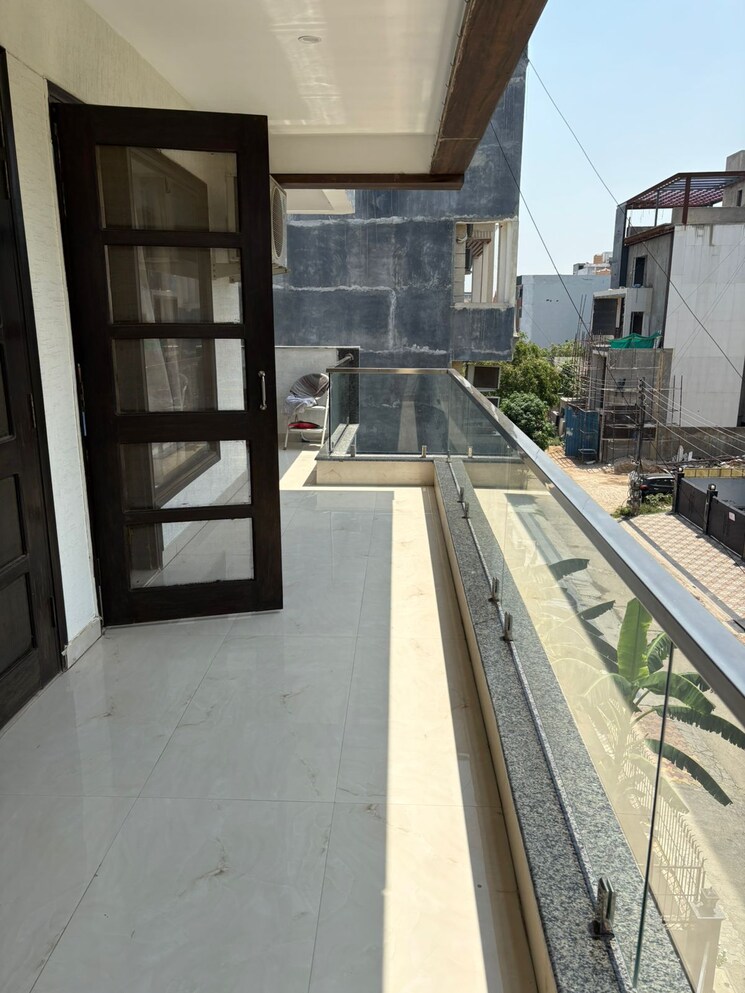 Balcony, super-mart-1 3 Bedroom 2400 Sq.Ft. Builder Floor In Sector 27 Gurgaon 8735020