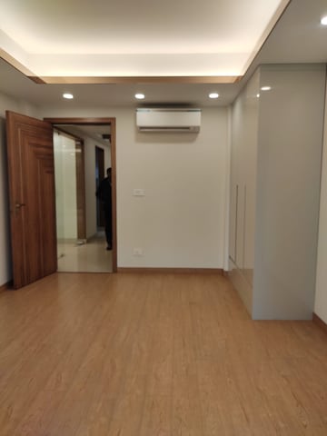 Room in 4 BHK Apartment at Dlf Phase ii – for Rent