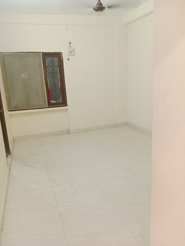 Room in 3 BHK Apartment at Sindhi Colony – for Rent