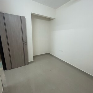 Room in 1 BHK Apartment at Goregaon East – for Rent