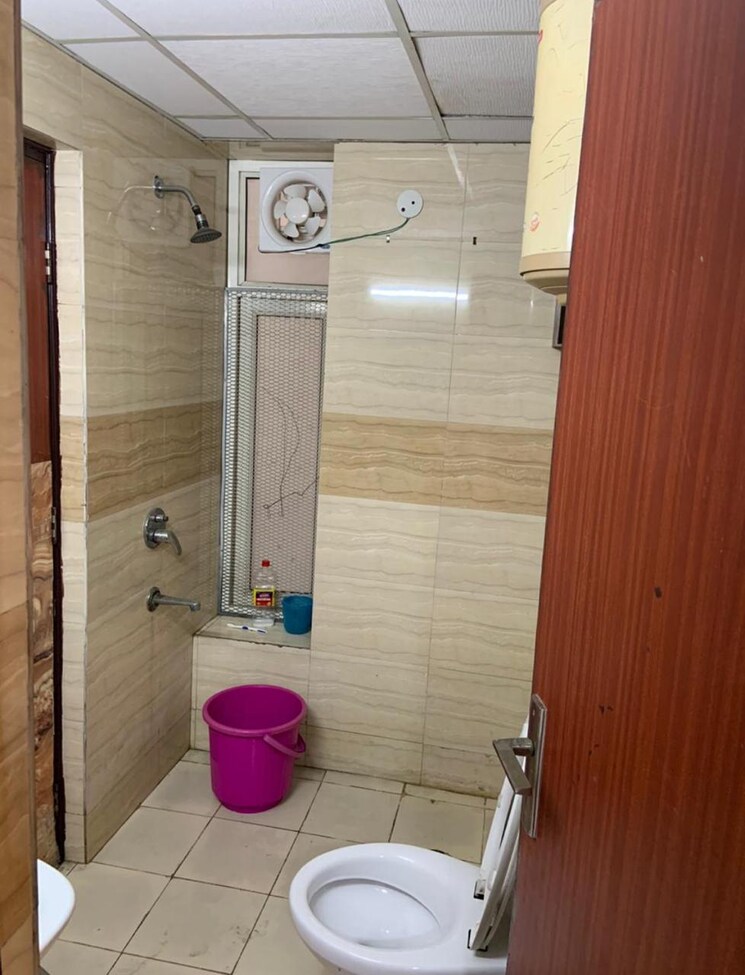 Bathroom, sector 22 5 Bedroom 250 Sq.Yd. Independent House In Sector 22 Gurgaon 8735627