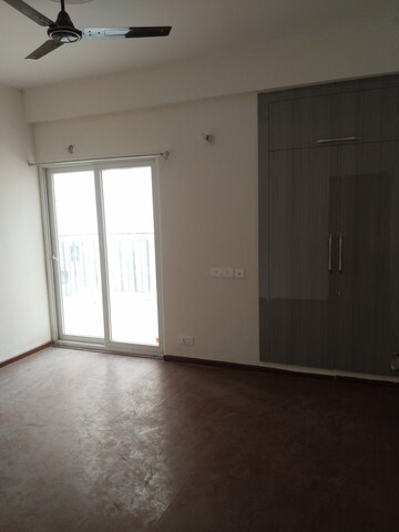 Room in 3 BHK Apartment at Amrapali Terrace Homes, Tech Zone 4 Greater Noida – for Rent