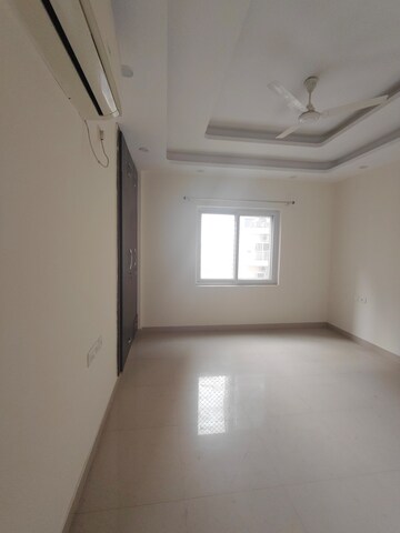 Room in 3 BHK Apartment at Ramprastha Platinum Height, Ramprastha Greens – for Rent