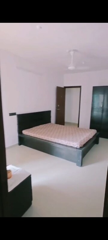 Bedroom in 2 BHK Apartment at Movie Tower, Andheri West – for Rent