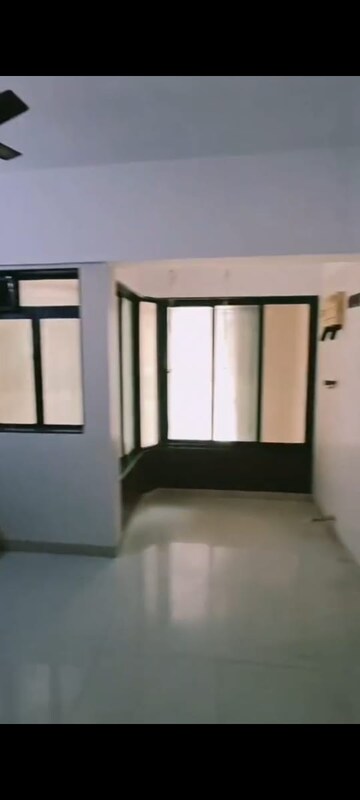 Room in 2 BHK Apartment at Movie Tower, Andheri West – for Rent